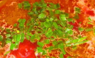 Al final, descarregueu el rostit. Afegiu sal i pebre. Tireu el llorer. Deixeu-ho coure un parell de minuts. Apagueu el foc. Piqueu finament les verdures rentades, poseu-les al borscht i deixeu-les reposar 10 minuts.