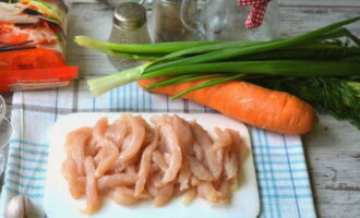De goed gewassen kipfilet snijden we in reepjes.