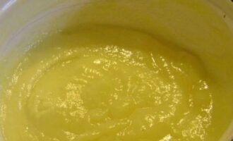 Kook de massa dus na het koken nog eens 5-10 minuten. Al die tijd mengen we met een garde. Breng tot het dik is, haal van het vuur en laat afkoelen. Het is voldoende om de massa af te koelen tot een temperatuur van 40-50 graden.