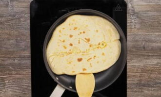 Bak elk platbrood in een droge koekenpan. Kook afgedekt op laag vuur gedurende ongeveer 8 minuten. Draai om en kook nog drie minuten. Voor het serveren kun je het bestrijken met boter.