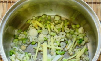 Giet de gemalen ingrediënten in een pan met verwarmde sesam- of plantaardige olie, roer en bak ongeveer 60 seconden op middelhoog vuur.