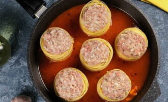 Leg de stukken op korte afstand van elkaar in de saus.