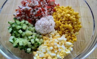 Giet mayonaise, zout en peper.