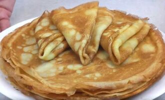 Phục vụ những chiếc bánh kếp mỏng có lỗ sữa cho bữa sáng như một món ăn riêng, phủ bơ hoặc bọc với bất kỳ nhân nào. Chúc ngon miệng! 