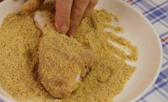 Sau quy trình ướp, tích cực cuộn từng chiếc đùi trong vụn bánh mì ở tất cả các mặt và chuyển sang giấy da.