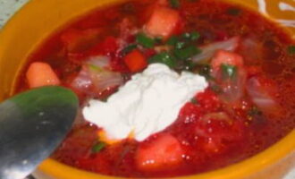 El clàssic borscht amb carn està llest! Aboqueu la sopa en porcions i afegiu-hi la crema agra. Servir a taula. Bona gana!