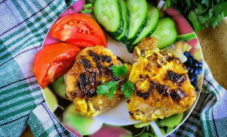 ต้นขาไก่มีรสชาติอร่อยมากและมีสีน้ำตาลทองและด้วยหมอนหัวหอมทำให้เนื้อยังคงชุ่มฉ่ำอยู่ข้างใน อร่อย!