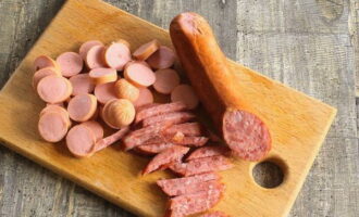 Chuẩn bị tất cả xúc xích. Hãy chắc chắn để bóc mọi thứ ra khỏi vỏ.Cắt xúc xích thành khối hoặc dải tùy thích. Cắt xúc xích thành lát.