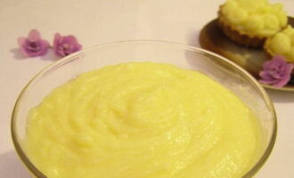 De klassieke vla voor honingcake is klaar. Begin met het glazuur van de taarten!