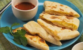 Khachapuri met kefir thuis in een koekenpan is klaar. Help jezelf!