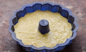 Bestrijk de ovenschaal licht met plantaardige olie en giet het deeg erin.