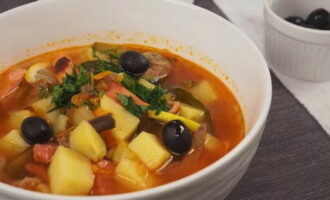 De klassieke mengelmoes van gemengd vlees met worst, augurken en aardappelen is klaar! Eet smakelijk!
