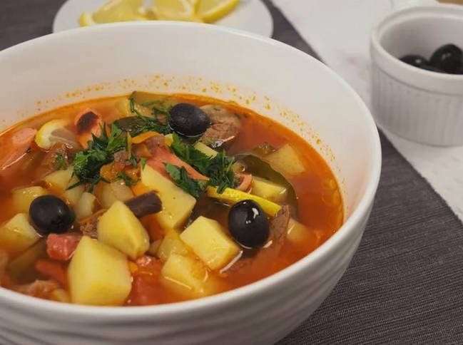 Solyanka met worst, augurken en aardappelen klassiek