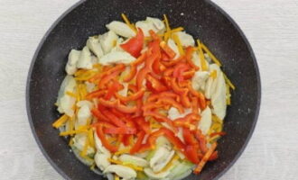 Voeg vervolgens de in reepjes gesneden paprika toe aan deze ingrediënten en bak 2-3 minuten.