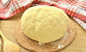 Bánh Choux cho món manti trong nước sôi với trứng và dầu thực vật đã sẵn sàng!