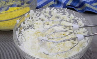 Ta keso, mal den genom en fin sil eller använd en mixer. Keso i pajen ska inte vara grynig. Tillsätt sedan gräddfil och strösocker till ostmassan. Vi fortsätter att knåda. Du kan även lägga till smakämnen och aromatiska tillsatser här. Till exempel vanillin.