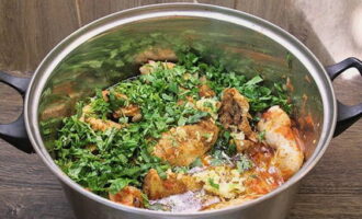 Làm khô các loại rau xanh đã rửa sạch và cắt nhỏ. Sau 20 phút, thêm vào chảo. Tiếp theo, vắt tỏi. Nêm hoa bia suneli, hạt tiêu xay nóng hoặc dùng vỏ ớt nghiền và muối.Sau khi khuấy đều, đun nhỏ lửa chakhokhbili trong 20 phút cho đến khi chín hoàn toàn.