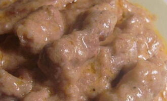 Klassieke varkensstroganoff in een koekenpan met jus is klaar. Trakteer uzelf op een interessant en aantrekkelijk gerecht!