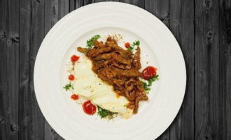 Rundvlees azu met ingelegde komkommers in Tataarse stijl is klaar! Wij serveren het eten en serveren het warm. Eet smakelijk!