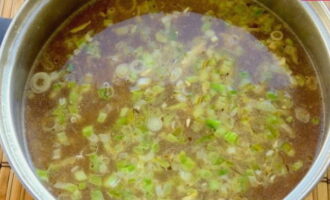Giet de gebakken ingrediënten met bouillon, misopasta, sojasaus en nog een eetlepel sesamolie.