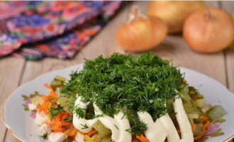 Presărați aperitivul cu mărar tocat, sare și un praf de piper. Se amestecă și se pune pe raftul frigiderului la macerat timp de o jumătate de oră.