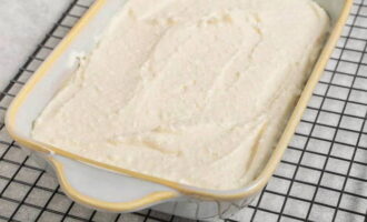 Zet het in een hete oven en bak het kwarkdessert een half uur.