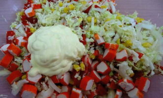 Voeg na het zouten van de salade mayonaise toe en roer. Het ontwerp van de salade en de snijwijze bepalen wij zelf. Er zijn geen specifieke normen.