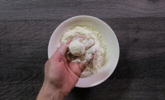Panera dem i mjöl.