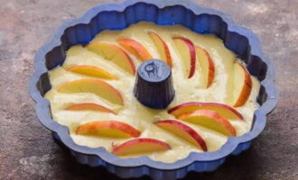 We plaatsen appelstukjes in een chaotische volgorde over het deeg.