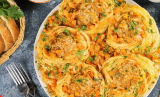 Pastanesten met gehakt in een koekenpan zijn klaar! Serveer op tafel en plaats het op een serveerbord. Eet smakelijk! 