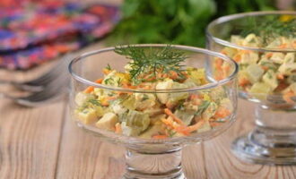 Salata clasică Obzhorka este gata! Servim salata aromata si o servim la masa. Poftă bună! 