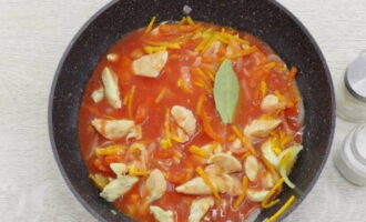 Giet vervolgens het bereide tomatensap over de met kipfilet gebakken groenten, voeg alle kruiden toe, roer en laat de goulash op laag vuur onder een afgedekt deksel 15-20 minuten sudderen.