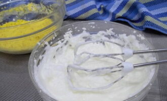 Vispa försiktigt kesoen med proteinskummet - vi får en delikat och homogen vit kräm.