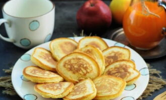Frodiga pannkakor gjorda med mjölk utan jäst är klara! Smaklig måltid!