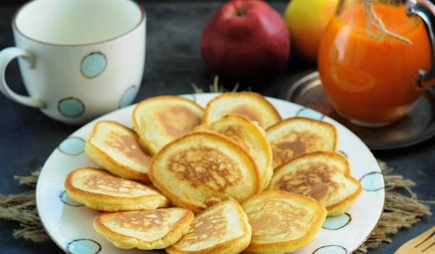 Fluffiga pannkakor gjorda på mjölk utan jäst