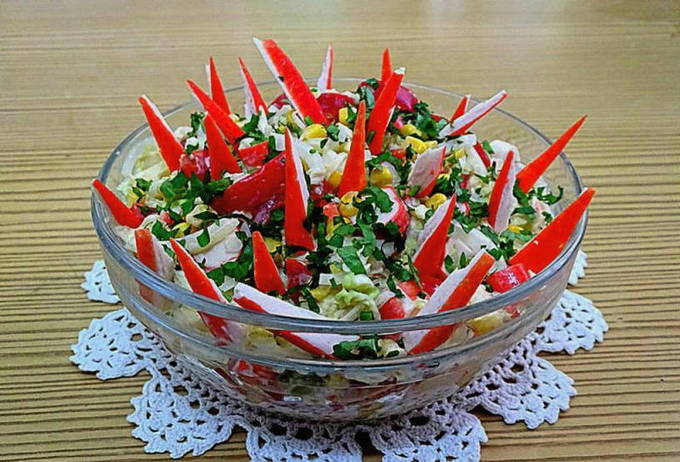 Salade met krabsticks en Chinese kool