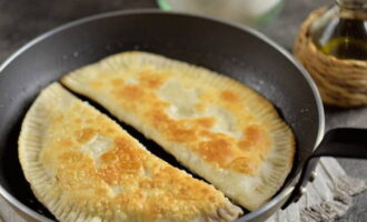 Đun nóng một lượng dầu thực vật vừa đủ và làm chín bánh trong 2-3 phút mỗi mặt.