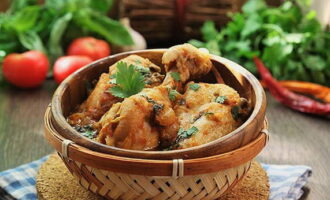 Chakhokhbili gà Georgia cổ điển đã sẵn sàng! Chia món ăn thành nhiều phần với bánh mì để không để lại một gam nước sốt nào trên đĩa. Chúc ngon miệng!